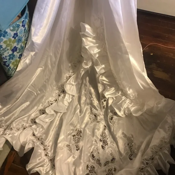 Vintage Alfred Angelo Beautiful Sequined Full Length Puff Sleeved Wedding Gown. - Picture 6 of 17